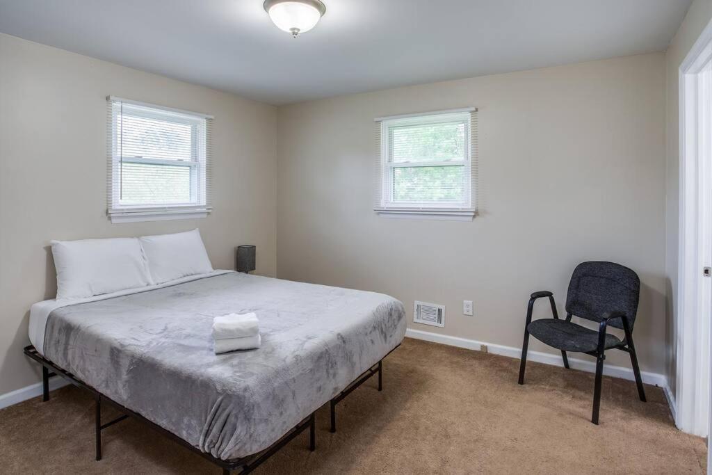 Apartmán {Quiet Suburban Ranch Hot Tub} Mins Arpt/Rit/Dwnt Rochester Exteriér fotografie