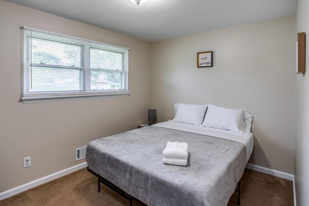 Apartmán {Quiet Suburban Ranch Hot Tub} Mins Arpt/Rit/Dwnt Rochester Exteriér fotografie