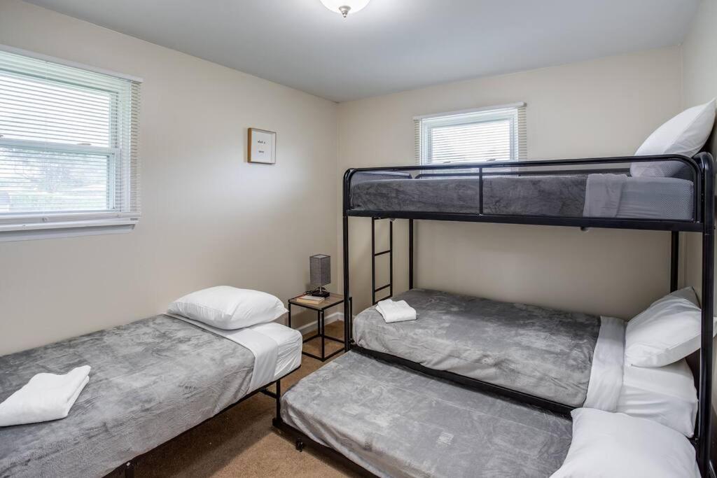 Apartmán {Quiet Suburban Ranch Hot Tub} Mins Arpt/Rit/Dwnt Rochester Exteriér fotografie
