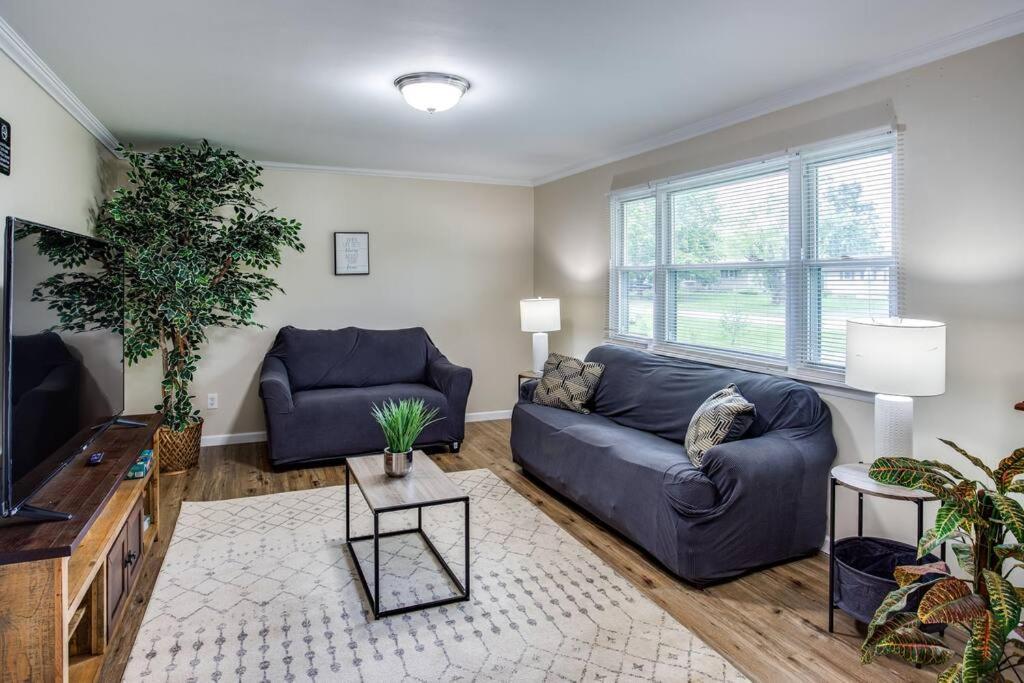 Apartmán {Quiet Suburban Ranch Hot Tub} Mins Arpt/Rit/Dwnt Rochester Exteriér fotografie