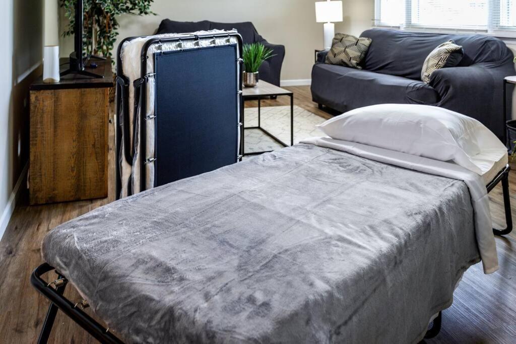 Apartmán {Quiet Suburban Ranch Hot Tub} Mins Arpt/Rit/Dwnt Rochester Exteriér fotografie